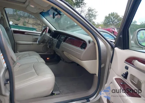 2005 Lincoln Town Car Signature Limited z USA, uszkodzony, nr VIN 1LNHM82W55Y600234